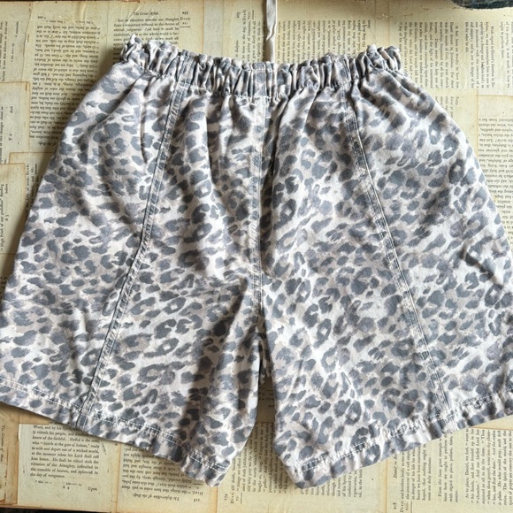 AERIE Women's Leopard Print Drawstring Shorts in Gray and Cream, Size M - Picture 5 of 6